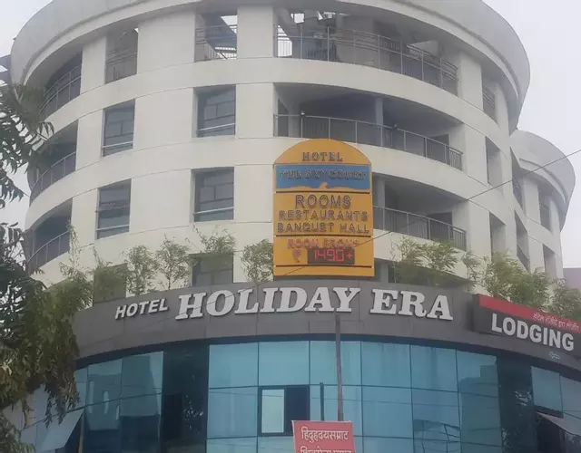 Hotel Holiday Era Opposite Railway Station