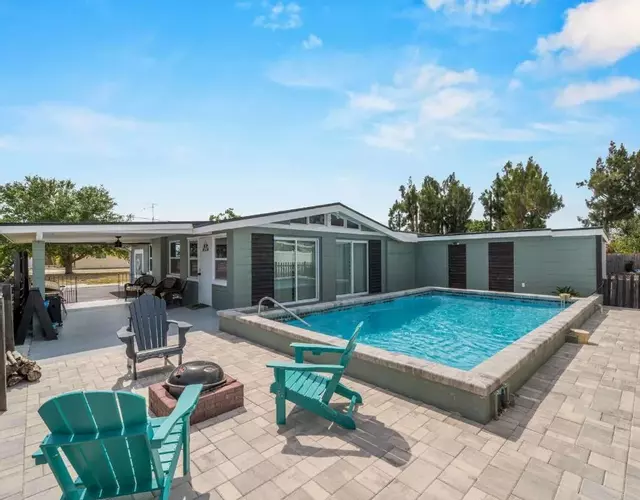 Relaxing modest bungalow- Mins to Beach - Pool - Yard