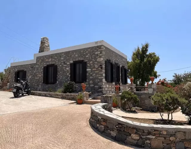 Πέτρινο Εξοχικό Σπίτι στη Σύρο