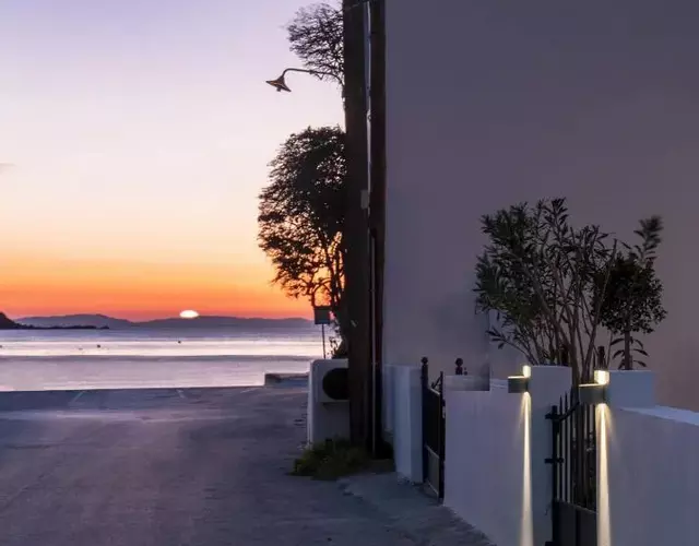 Salty Beach Cottage, 20m from Kini Beach