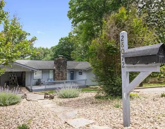 5 BR lakefront home with swim dock bunk room High Speed WiFi