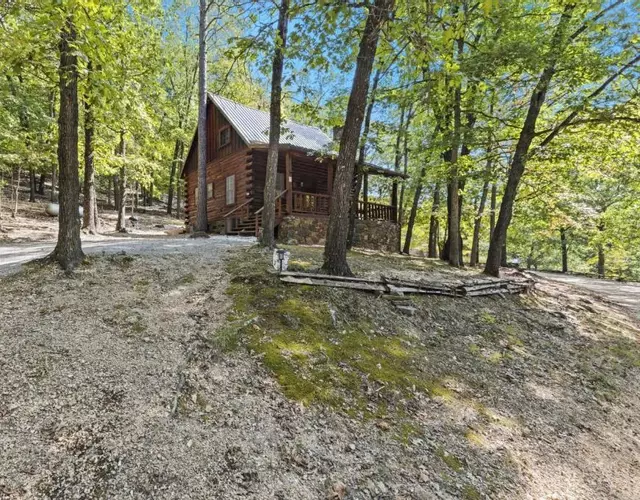Camp Allswell - Cozy Loft Cabin Getaway - Fireplace