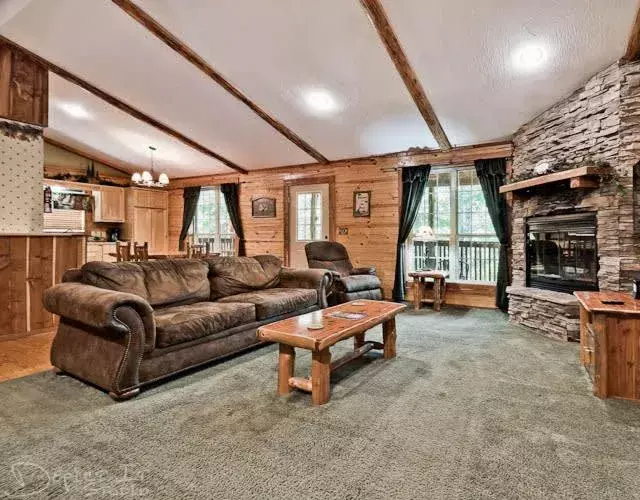 Secluded 2 story cabin Pool WiFi smart TVs