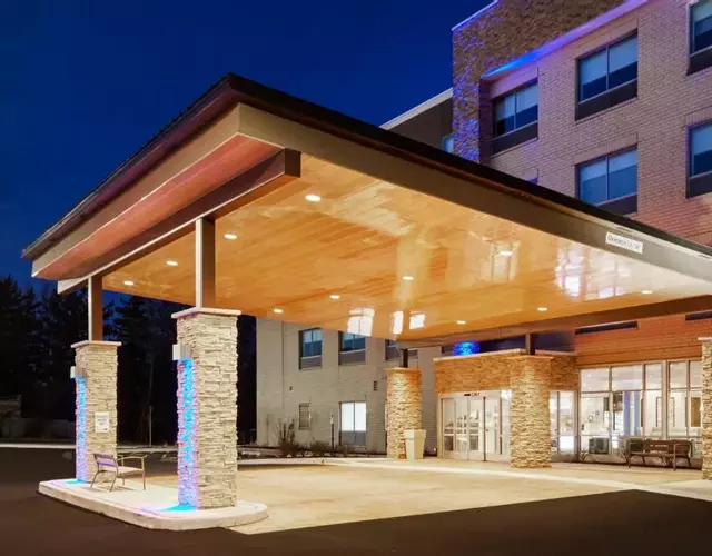 Holiday Inn Express & Suites Chicago North Shore - Niles by IHG