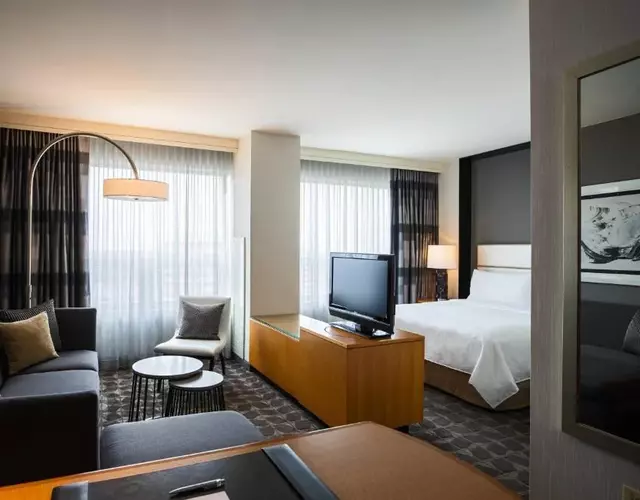 Renaissance Chicago O'Hare Suites Hotel