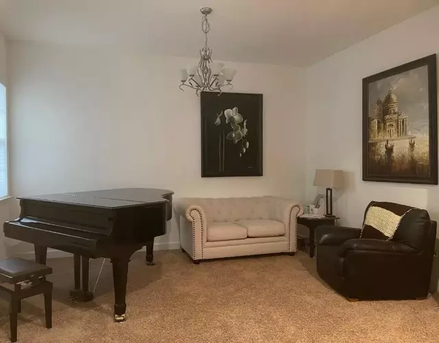 Comfort and Style Full bed shared bathroom