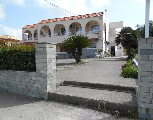 Dimitris studios & apartments