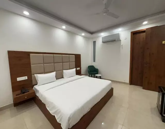 Hotel Deciduous
