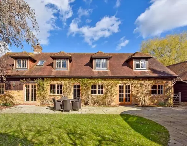 Luxury 4 Bed Barn, 10 Mins to Windsor!