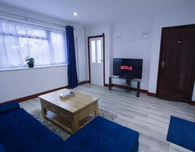 Family House near Farnborough Airport, Free Parking