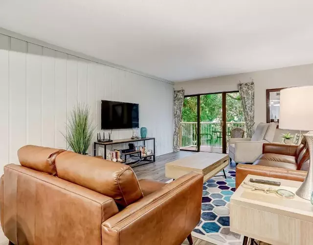 2072 Beach Wood