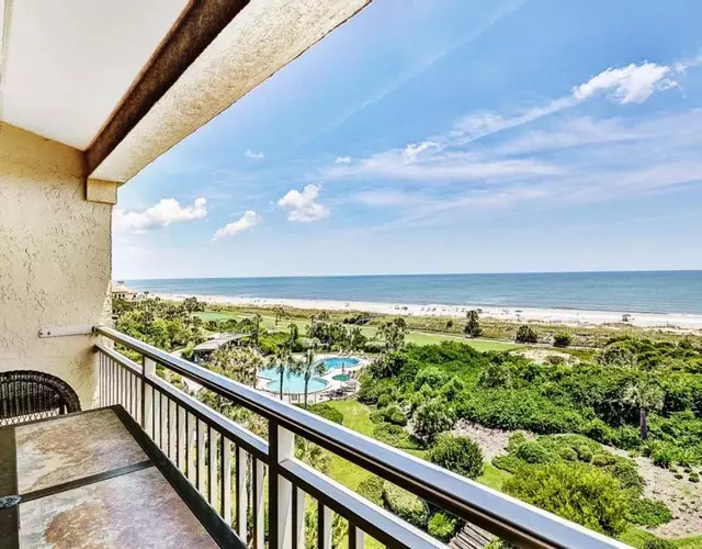 Oceanfront condo with spacious balcony, great views, AC & outdoor pool