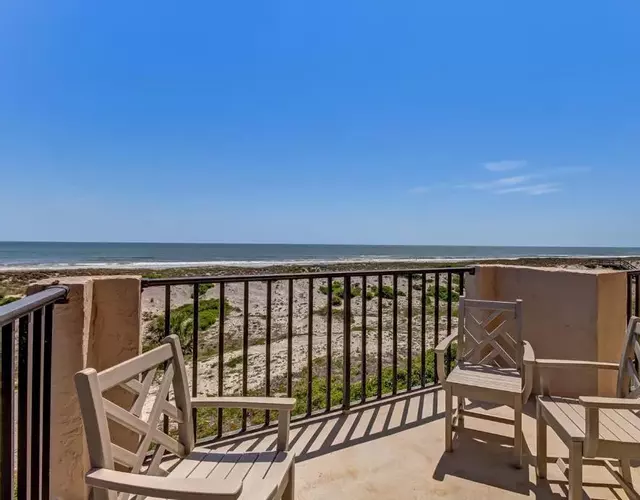 Oceanfront townhome with lovely ocean view, pool, fast WiFi & W/D