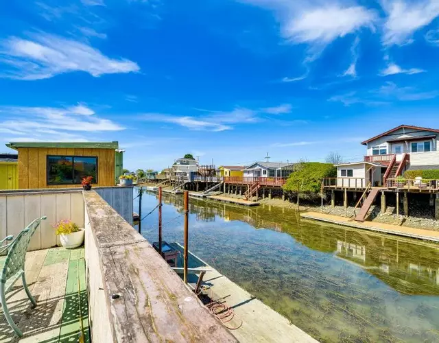 Peaceful Eureka Beach Cottage with 30-Foot Dock