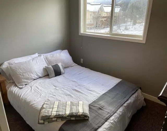 541 Fernie B.C. SKI BIKE FISH Cozy Condo w Queen and Kitchen