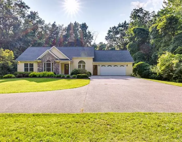 Charming Flushing Cottage with Deck and Spacious Yard!