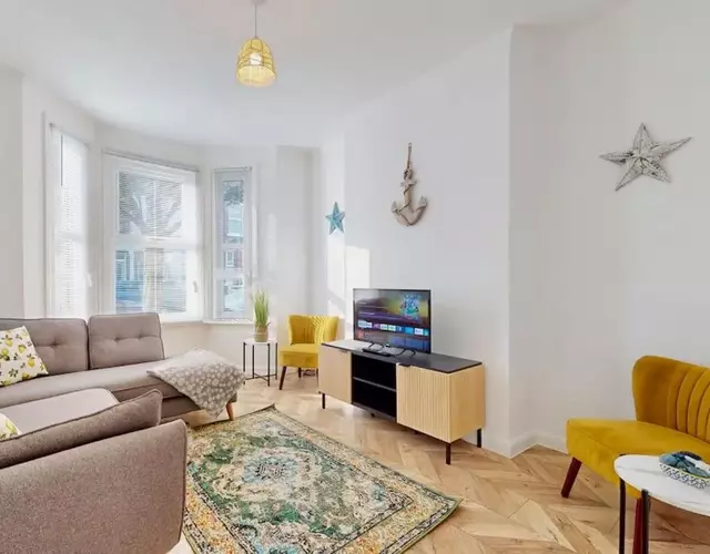 Bright & Spacious 4 Bed Victorian Home by Blue Buzzard Property