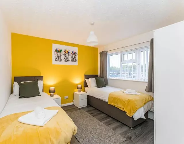AMAZING CONTRACTOR HOUSE 3 bedroom warm modern house free secure off road parking, wifi & sky sleep upto 8 guest s