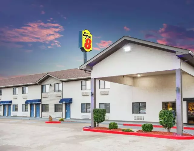 Super 8 by Wyndham Van Buren/Ft. Smith Area