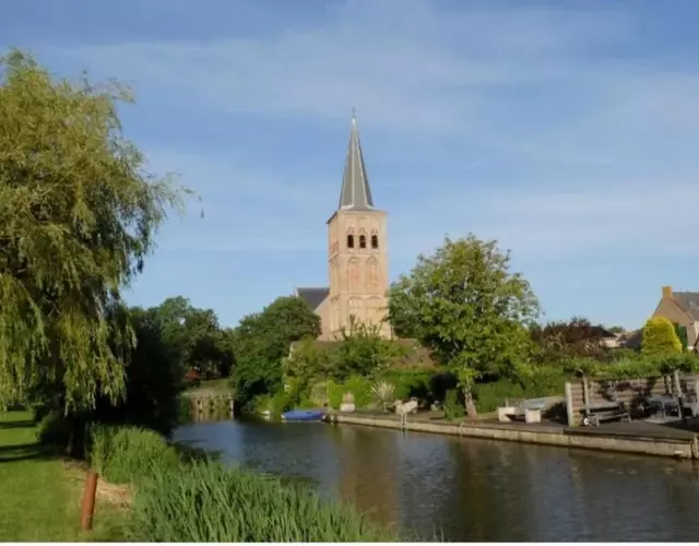 Knus houten huisje Tzummarum