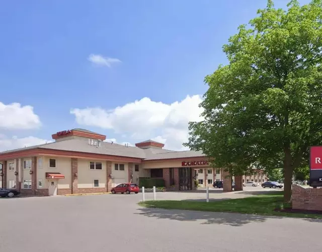 Ramada by Wyndham Saginaw Hotel & Suites