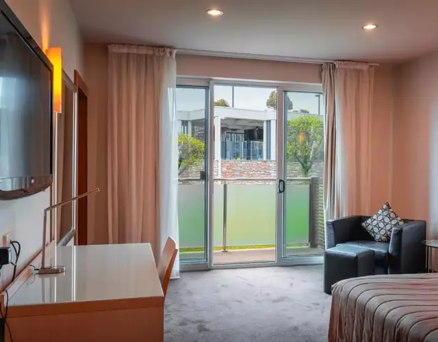 Lynbrook Hotel