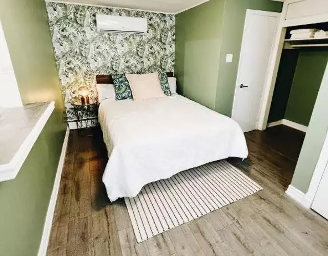 Cottage Feels in the City - Downtown Apartment & Backyard Bliss