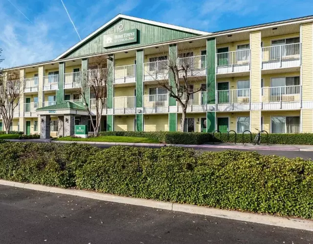 HomeTowne Studios by Red Roof Fresno - West