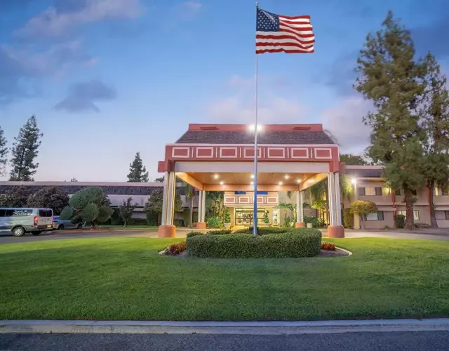 Piccadilly Inn Airport