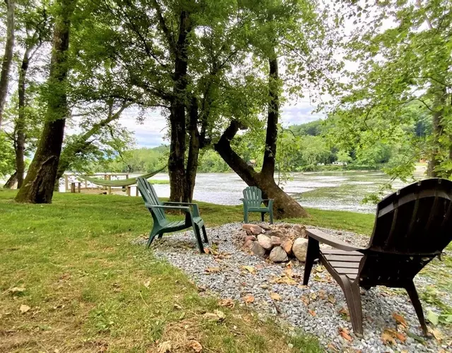 Barney's Retreat- Rustic cabin on the river!