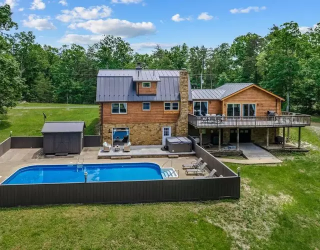 Cloud Nine: Have it All, Pool with Hot Tub and Secluded Lake!