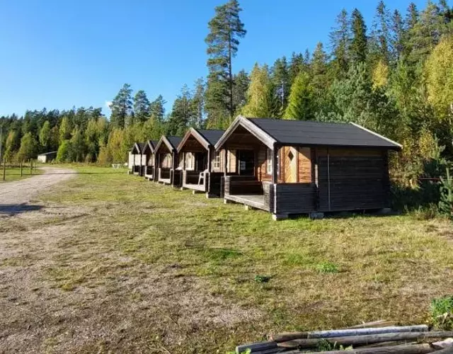 Ofvansjö Gård , Enkel stuga för övernattning på ett fd militärområde