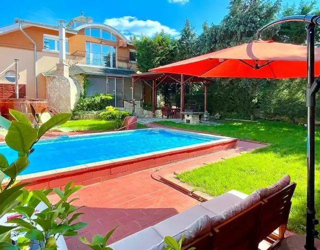 Villa Suburbia Budapest - Pool - Hot Tub - BBQ - Parking