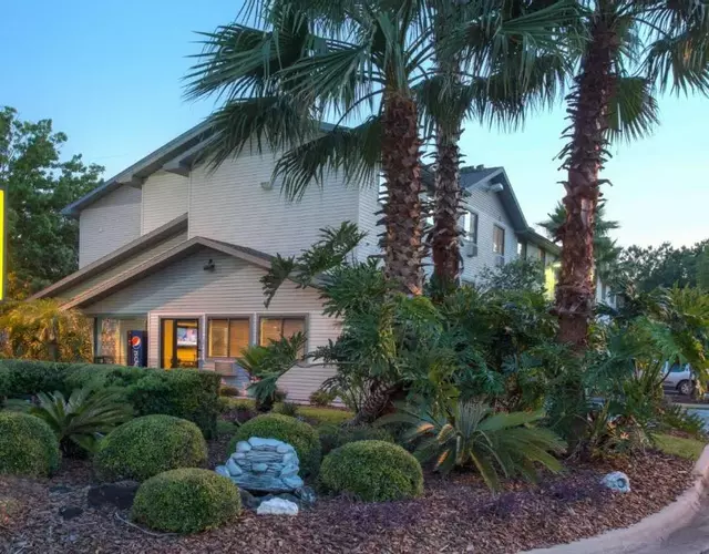 Super-8-Gainesville-I-75-Hospital-University-Area