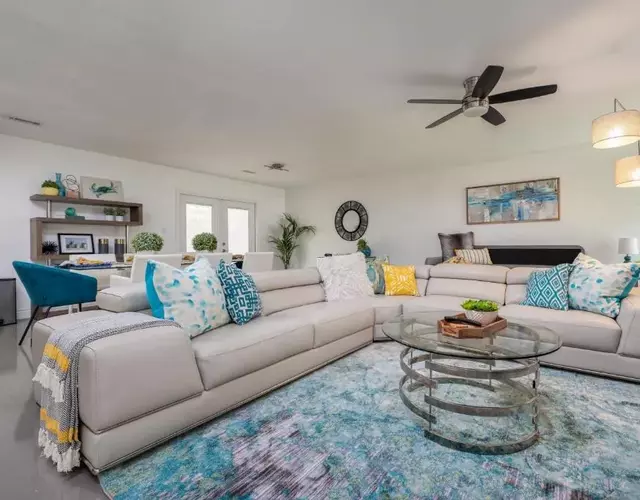 UF SUNSHINE HOUSE - Patio & BBQ - Chef Kitchen - EV Car Station - Upscale Neighborhood!