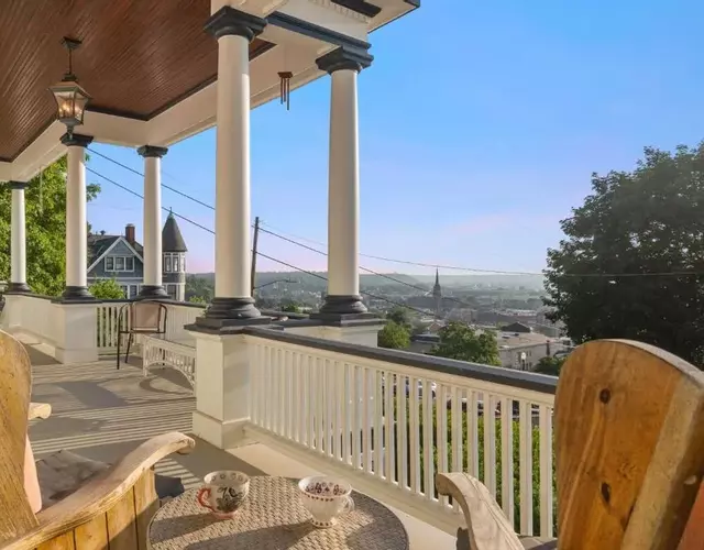 Dubuque's Front Porch, Historic Charmer, Walk Downtown