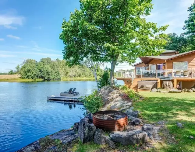 Private waterfront cottage - hot tub & kayaks