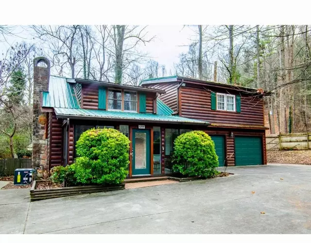 City Hideaway - Hot Tub, Fireplace, Grill