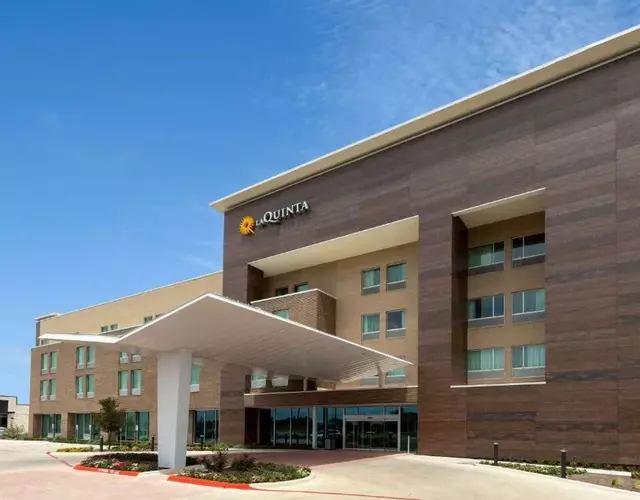 La Quinta Inn & Suites by Wyndham Round Rock near Kalahari