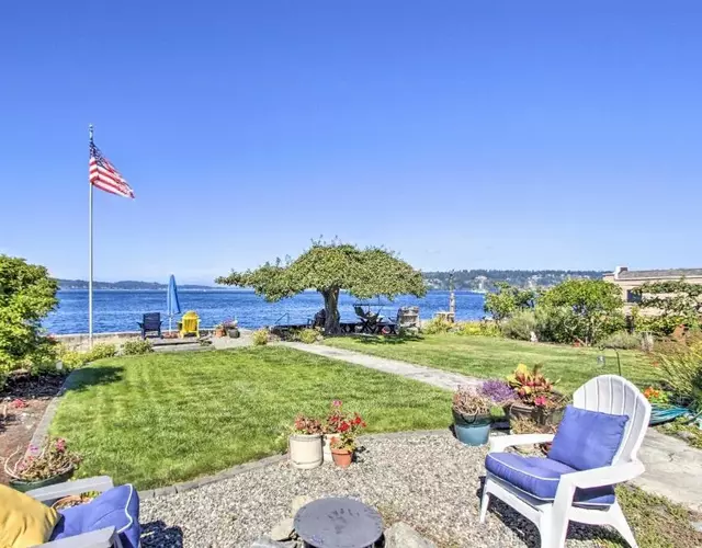 Fire Pit, Views and Beach Access Waterfront Escape!