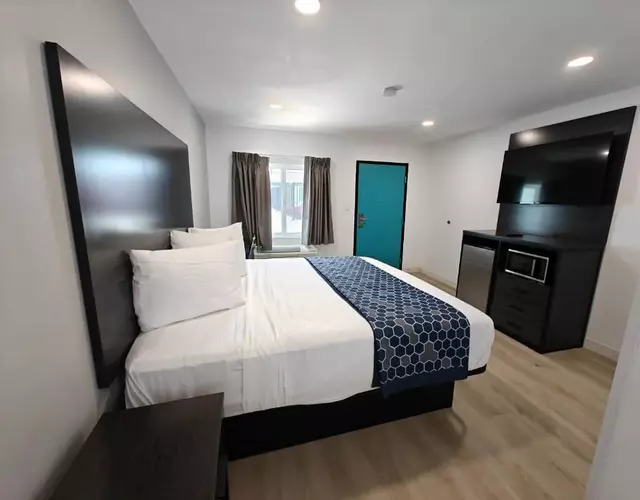 Casa Blanca Inn and Suites