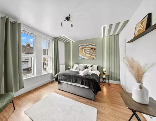 Amazing 1-Bedroom in Canterbury with City View