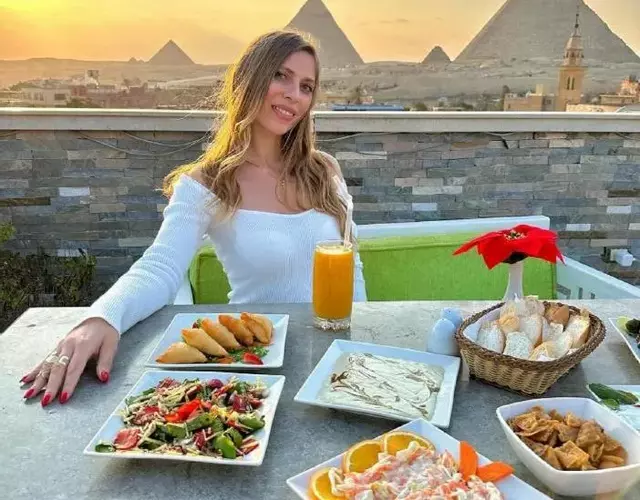 Pyramids Art View Inn