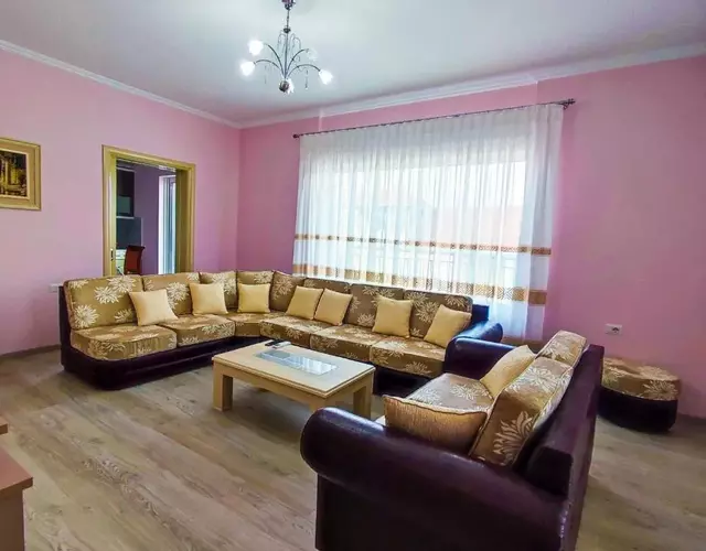 Cheerful 2 bedroom villa with free parking.