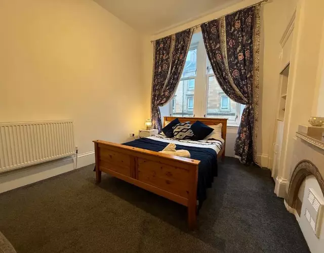 2 Bed Flat - Street Parking