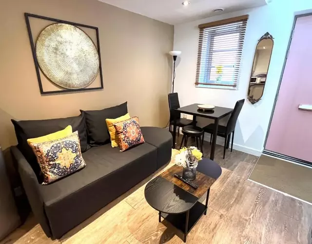 Glastonbury Hidden Passage, Split Level 1 Bedroom Apt