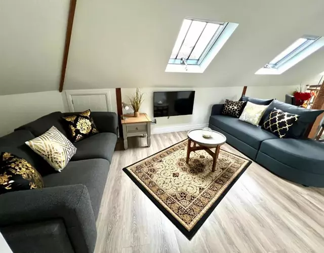 Glastonbury Secret Retreat - 1 BD Split-Level Apt, Sleeps 3