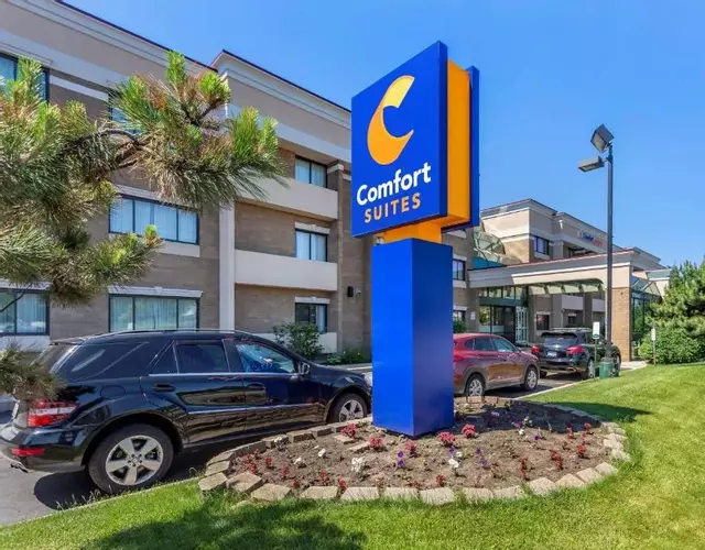 Comfort Suites Oakbrook Terrace near Oakbrook Center