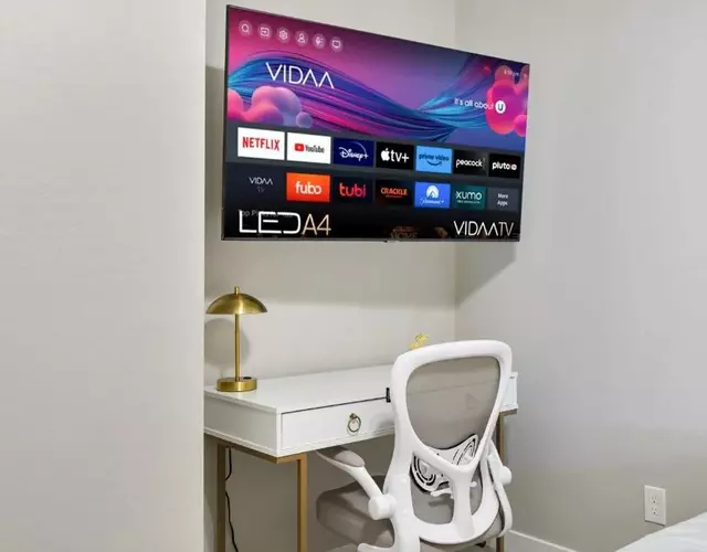 Elegant Two Bedroom Apartment with Free Parking and Plush Beds