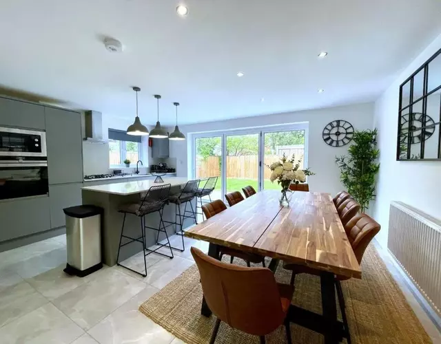 Brand NEW 4-bedroom detached house - 20-min walk to Gloucester Docks - Ample Parking - Superfast Wi-Fi - Long-stay rates!